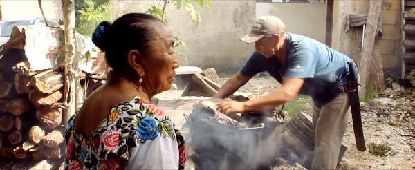 Don Mariano Chi Kuyoc, un hombre de 62 años, ha dedicado su vida a la artesanía con la Flor de Bejuco.